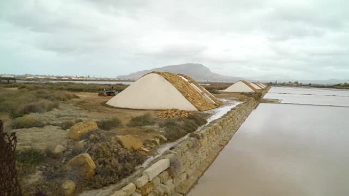 意大利特拉帕尼西西里岛盐矿地区一侧的堤防和水田