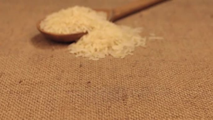 躺在粗麻布上的木勺溢满米粒的近似