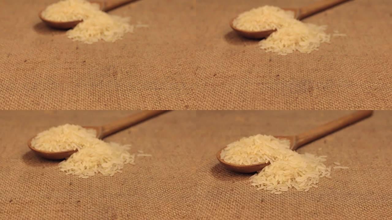 躺在粗麻布上的木勺溢满米粒的近似