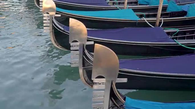 意大利威尼斯运河中的黑色吊船尖