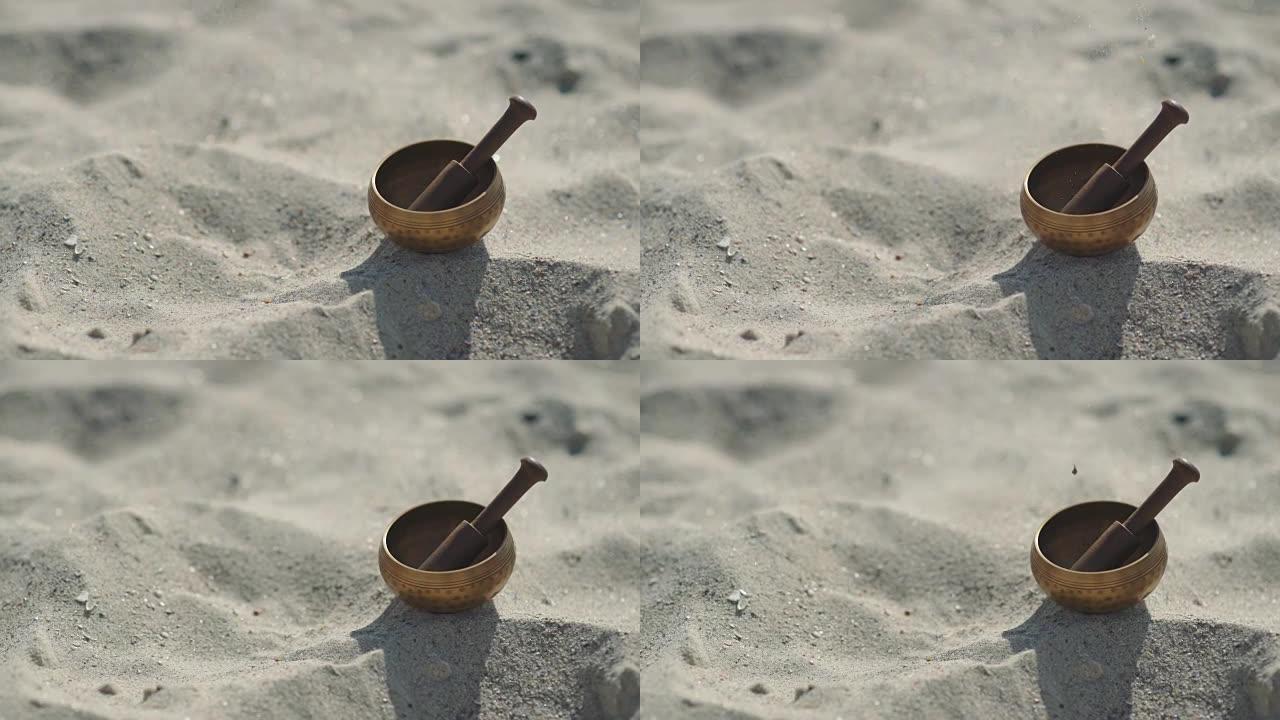 沙滩上的青铜藏族歌唱碗冥想