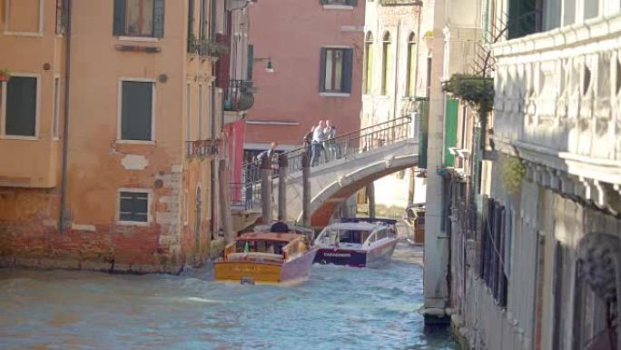 意大利威尼斯小桥下三艘快艇