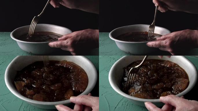 女人用碗里的咖啡冰搅拌甜点。西西里花岗岩视频