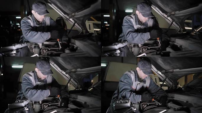 一名专业的汽车维修技术人员试图在扳手的帮助下修理车辆，他将细节拧入引擎盖