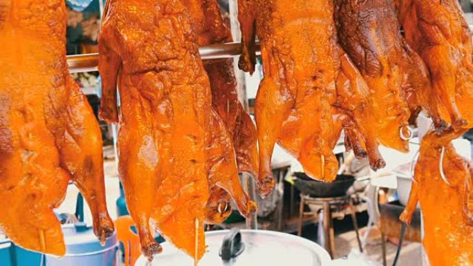 泰国和亚洲的街头美食。柜台上的红色北京烤鸭。街道上的异国菜肴