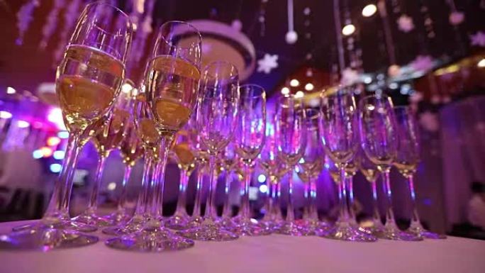 餐厅桌上的香槟酒杯，节日桌上的香槟酒杯，酒保为香槟和葡萄酒准备的桌子上的干净酒杯