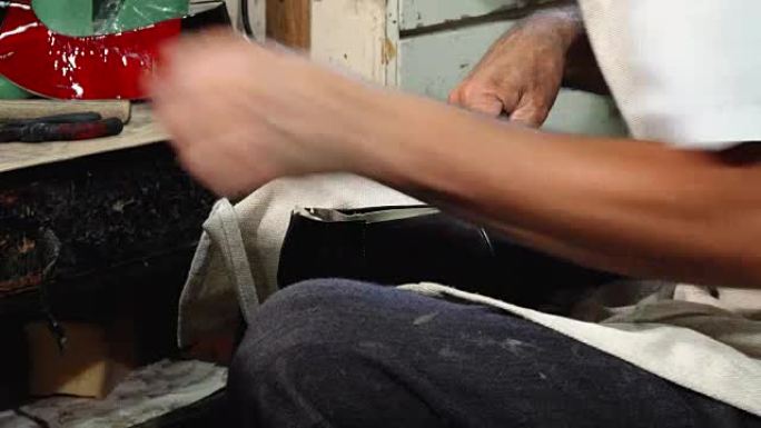 专业鞋匠在制作新鞋时使用锤子