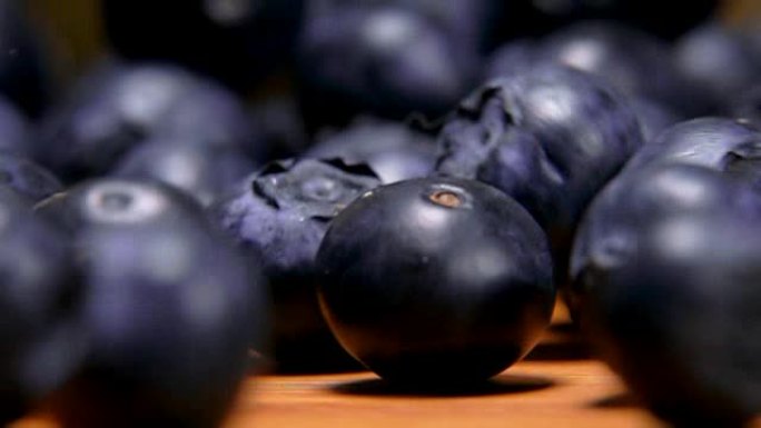 蓝莓在木桌上滚动特写
