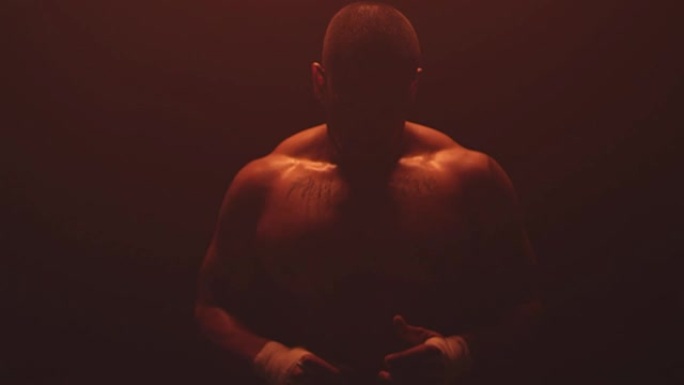 深红色背景上肌肉发达的黑人太极拳的肖像照片。