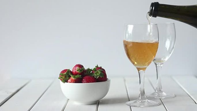 在桌子上倒酒和草莓，有复制空间