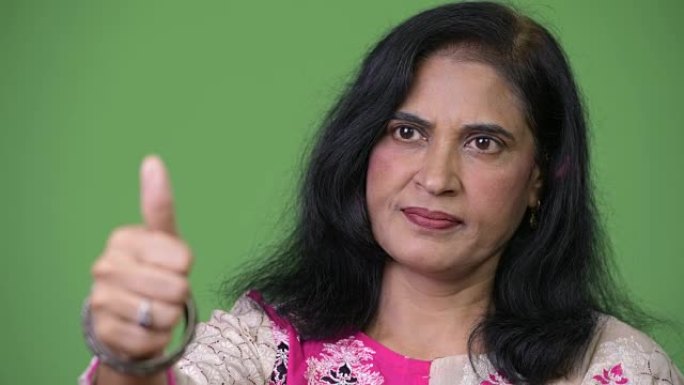 成熟美丽的印度女人竖起大拇指的特写镜头