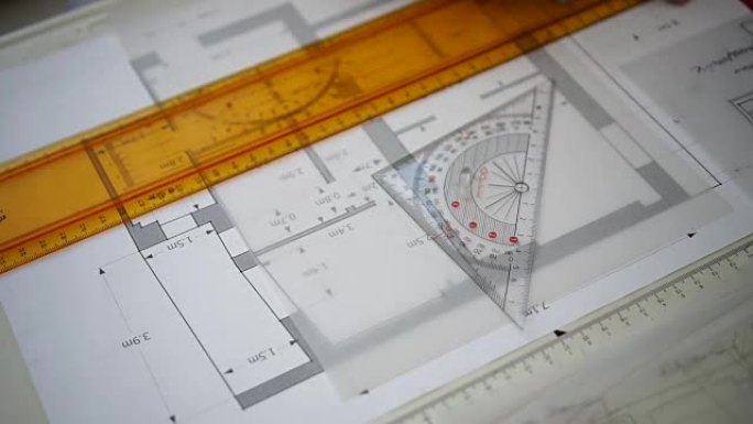 使用三角尺和铅笔的工程师。建筑师绘制蓝图。