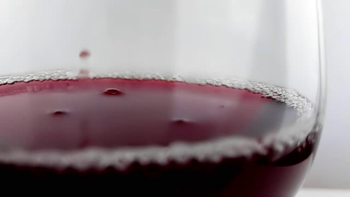 红酒掉落到白色背景的酒杯中，营养保健概念，射击