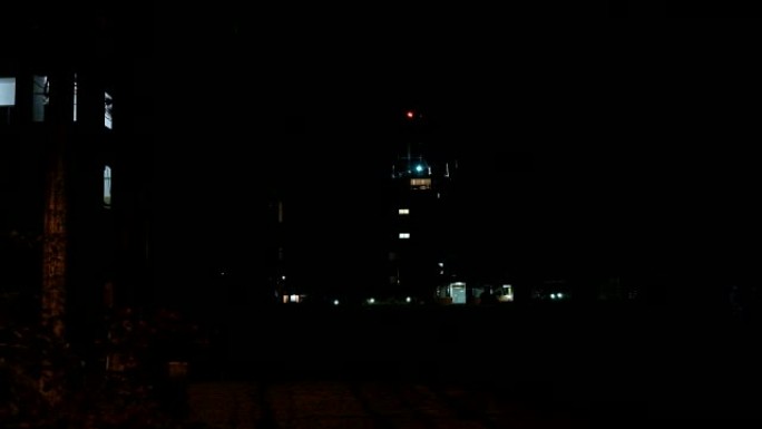 泰国董里机场的管制塔台夜景，配有灯光信号和雷达保安概念