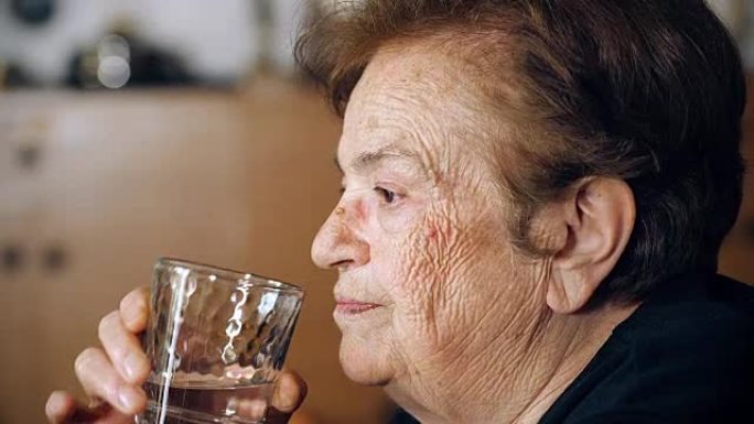 老妇人的个人资料独自在家喝一杯水