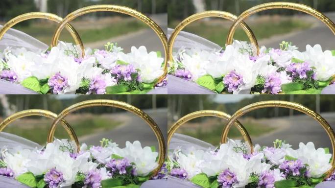 婚礼花束紫罗兰紫色的鲜花在骑乘车上吹拂，幸福的新婚夫妇