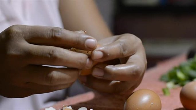 女士烹饪用肮脏的指甲去皮煮熟的鸡蛋