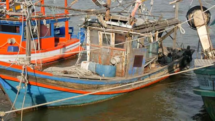 泰国芭堤雅-2017年12月25日: 大量木制渔船停泊在码头