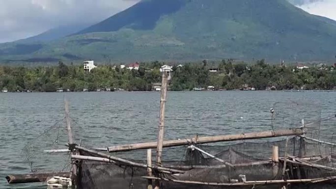 用于小型水产养殖的竹子结构，可维持在湖岸建造的少数渔民的生计。跟踪镜头