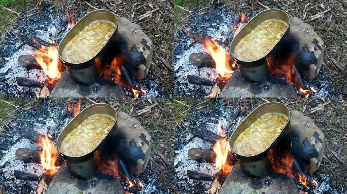 在火锅上煮汤。森林中的夏季露营