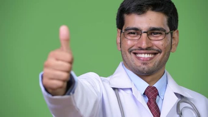 年轻英俊的波斯男子医生竖起大拇指