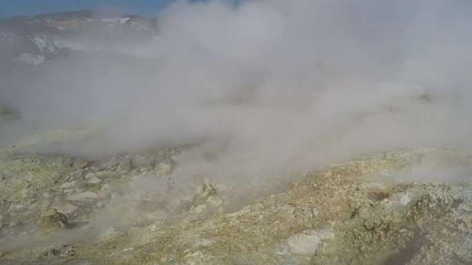 地热场中火山温泉的旋流蒸汽排放