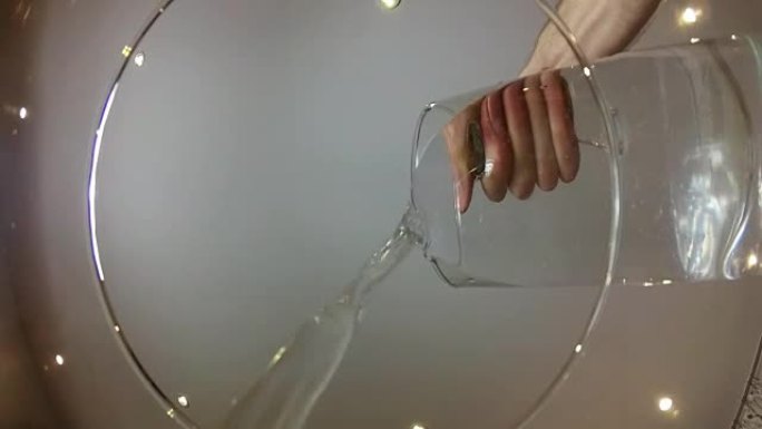 在POV内用水填充玻璃