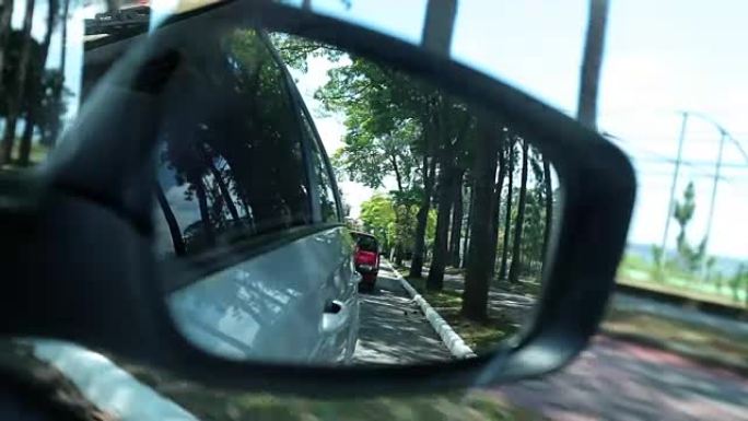 汽车后视镜中的道路视图。后视镜的慢动作120fps拍摄