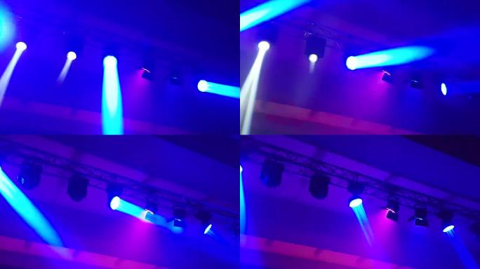 抽象的蓝色和紫色，明亮闪亮的舞台灯闪烁运动娱乐聚光灯投影仪在黑暗中，蓝色柔和的光聚光灯打击在黑色