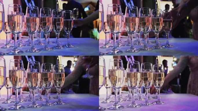 自助餐桌上的香槟酒杯