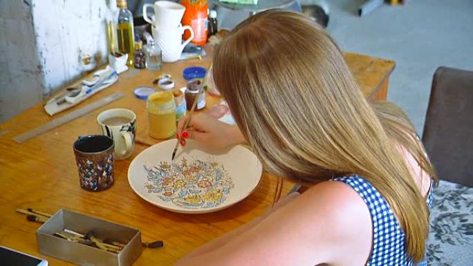 漂亮的年轻女人波特画了一块粘土板。在她的陶器工作室工作的女人。小型企业