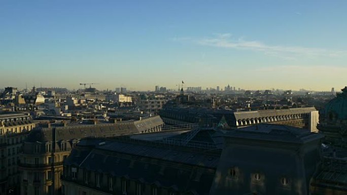 法国晚上巴黎市内著名的老佛爷画廊屋顶城市全景4k