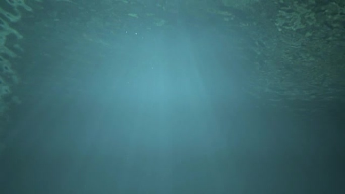 水下海浪随着光线的波动和流动。没有效果
