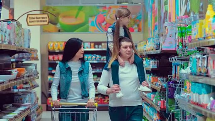 妈妈，爸爸和女儿正在超市，商店里散步