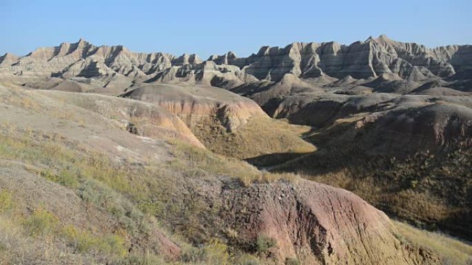 由风和水的沉积和侵蚀形成的荒地景观，包含世界上一些最丰富的化石床，美国南达科他州荒地国家公园