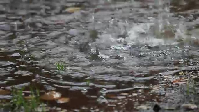 屋顶排水沟下形成雨水水坑