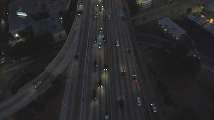 夜间在洛杉矶高速公路上俯视