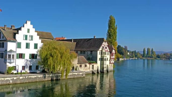 莱茵河畔有老房子的莱茵河河岸，瑞士莱茵河畔斯坦