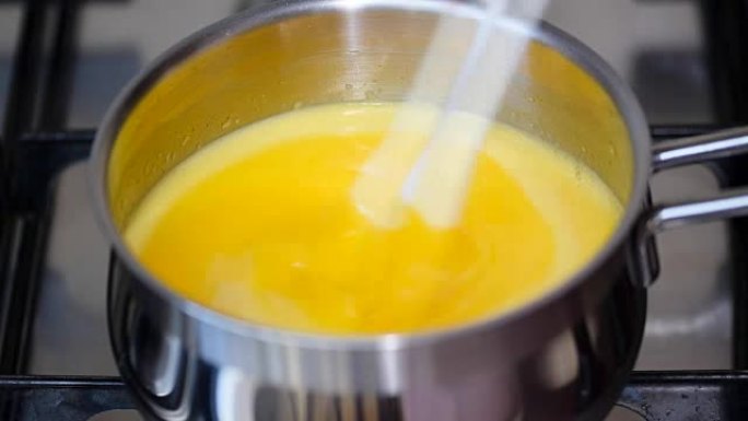 新鲜准备的柠檬库德-奶油冻在果汁上，在平底锅中搅打