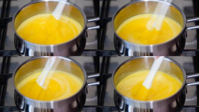 新鲜准备的柠檬库德-奶油冻在果汁上，在平底锅中搅打