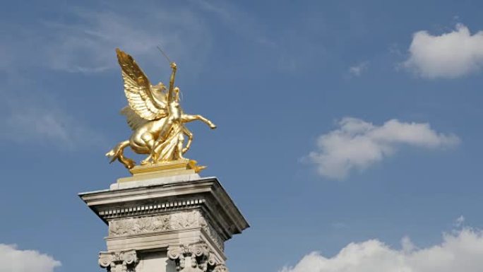 著名的Pont Alexandre III石柱，金色雕像缓慢倾斜