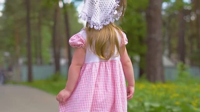 小女孩在公园散步