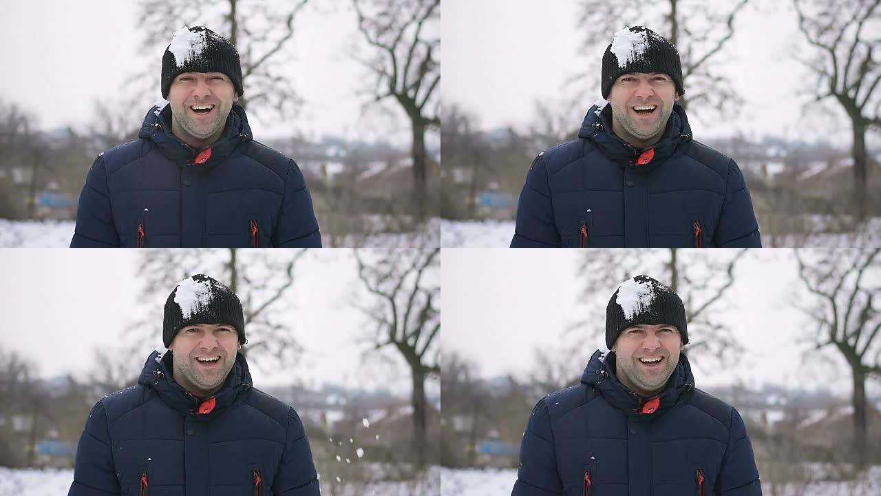 男人在冬天微笑，幕后的人向他扔雪球，进入他的脑海