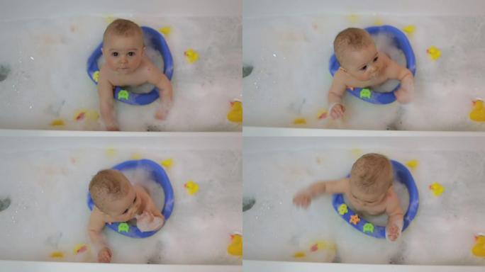 小男孩，和他的兄弟姐妹在浴缸里玩橡皮鸭