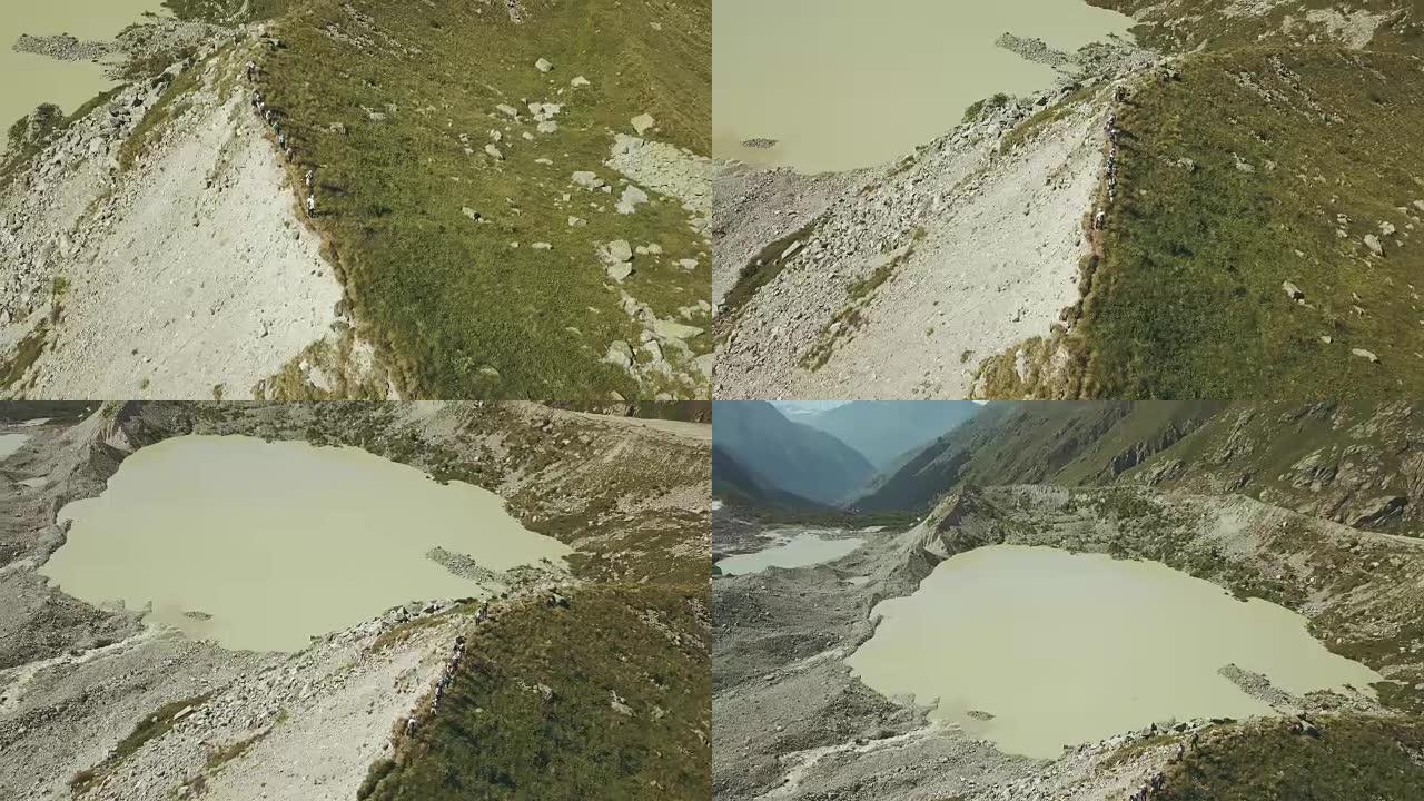 天空景观徒步旅行团体走在山边。湖景和山峰