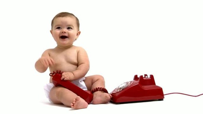 玩红色电话的宝宝