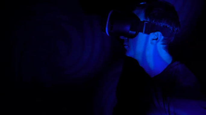 在聚光灯下使用VR头盔的人