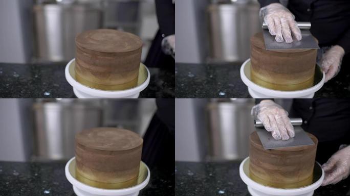 年轻的专业人士将乳香放在室内厨房的蛋糕表面