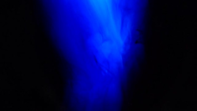 4k镜头。抽象蓝色彩色火焰油漆油墨背景。