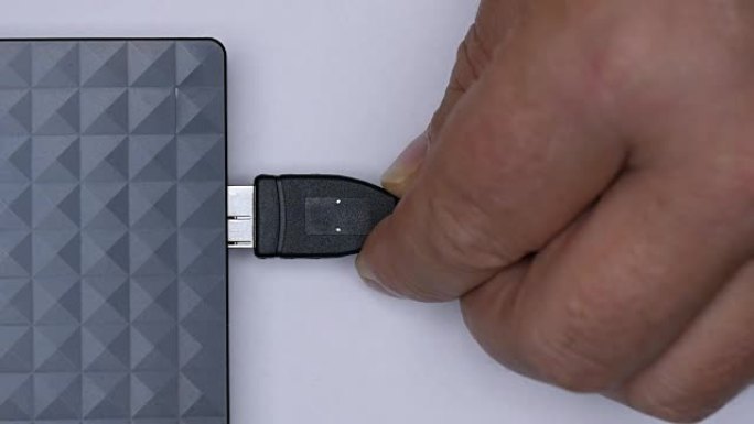 手动将USB电缆线连接到硬盘外部磁盘